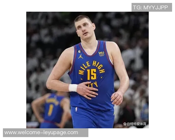 约基奇半场表现稳健但首节意外倒地引发球迷担忧